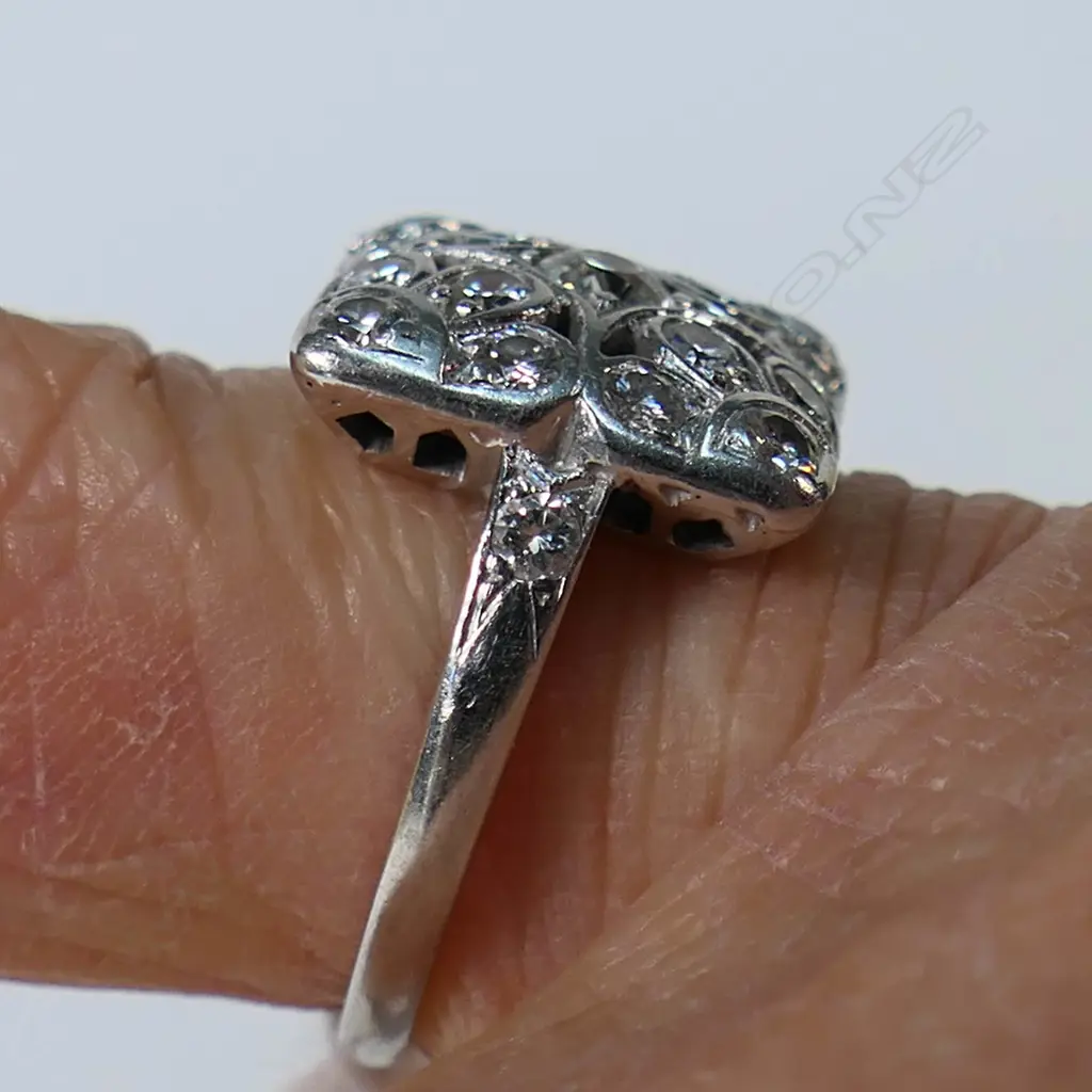 An Art Deco platinum and diamond dress ring, Image 1++
