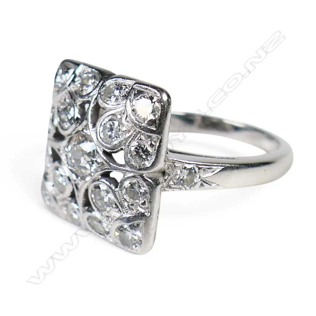 An Art Deco platinum and diamond dress ring, Image 1++