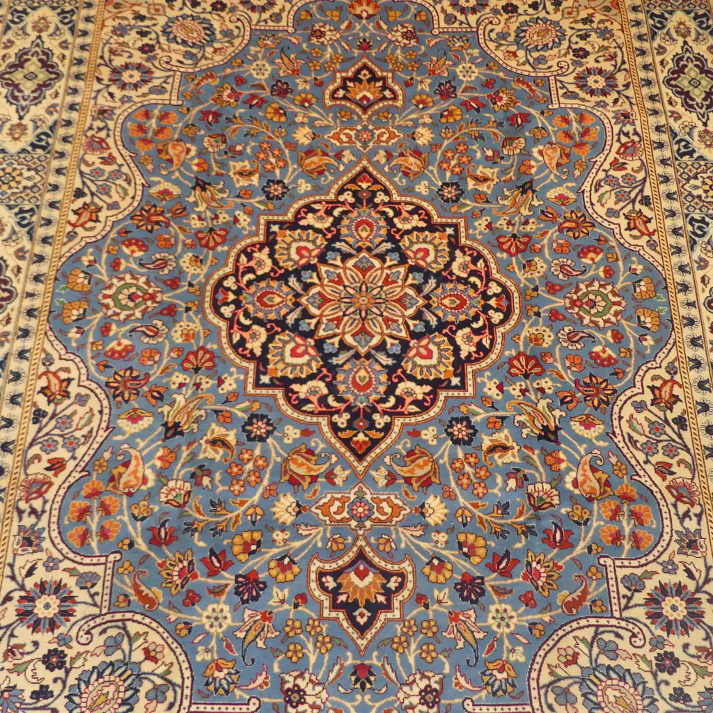 A fine hand-knotted Tabriz carpet, Image 1++