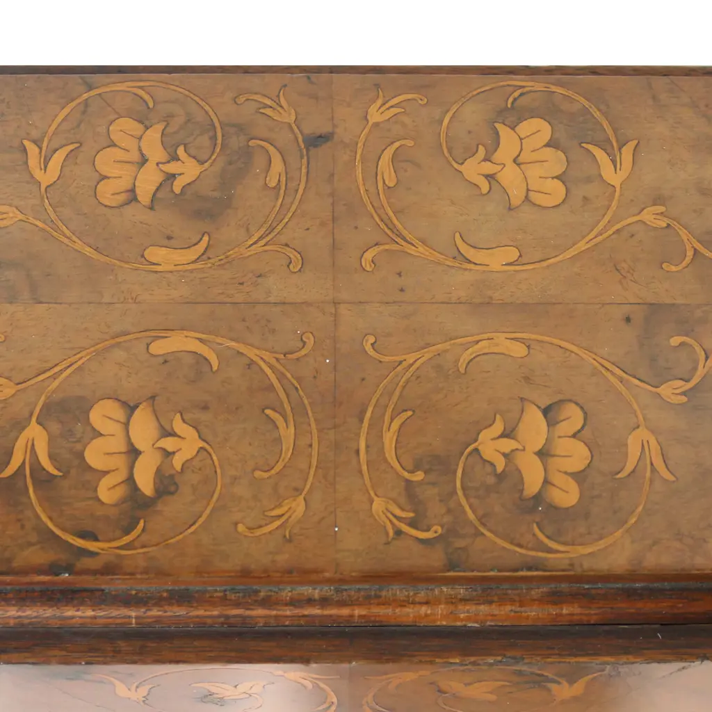 A Victorian walnut drop leaf table, Image 1++