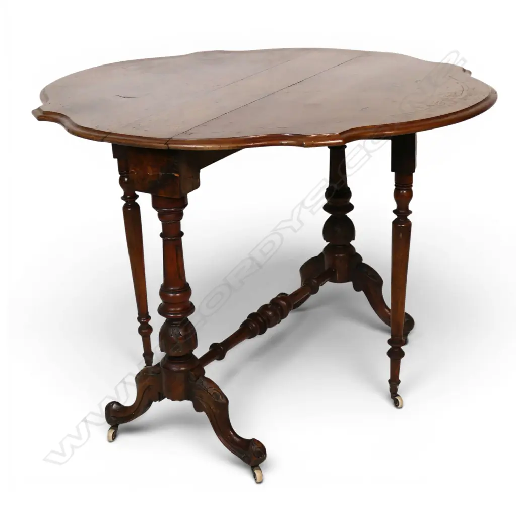 A Victorian walnut drop leaf table, Image 1++
