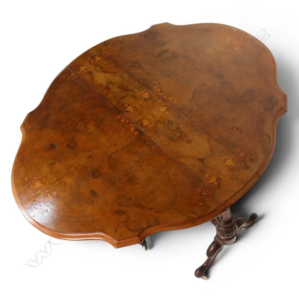 A Victorian walnut drop leaf table, Image 1++