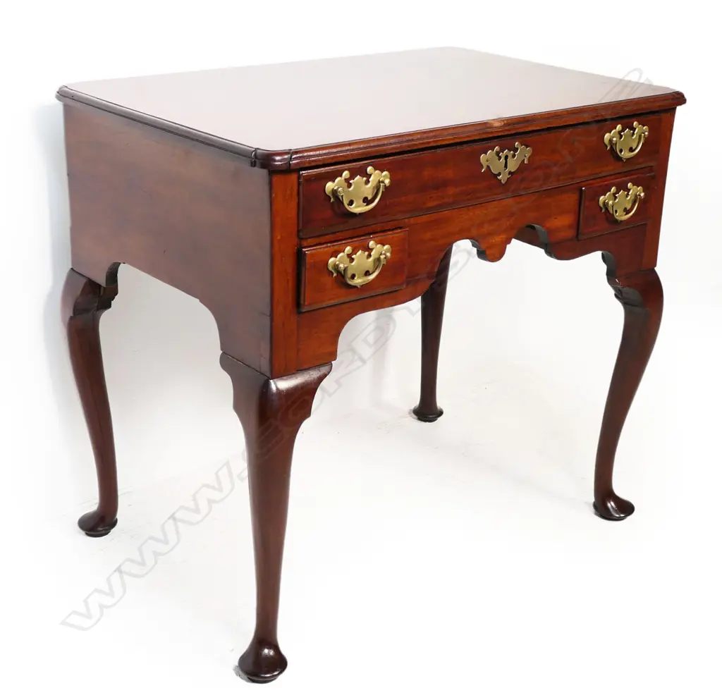 A quality George III mahogany lowboy, Image 1++
