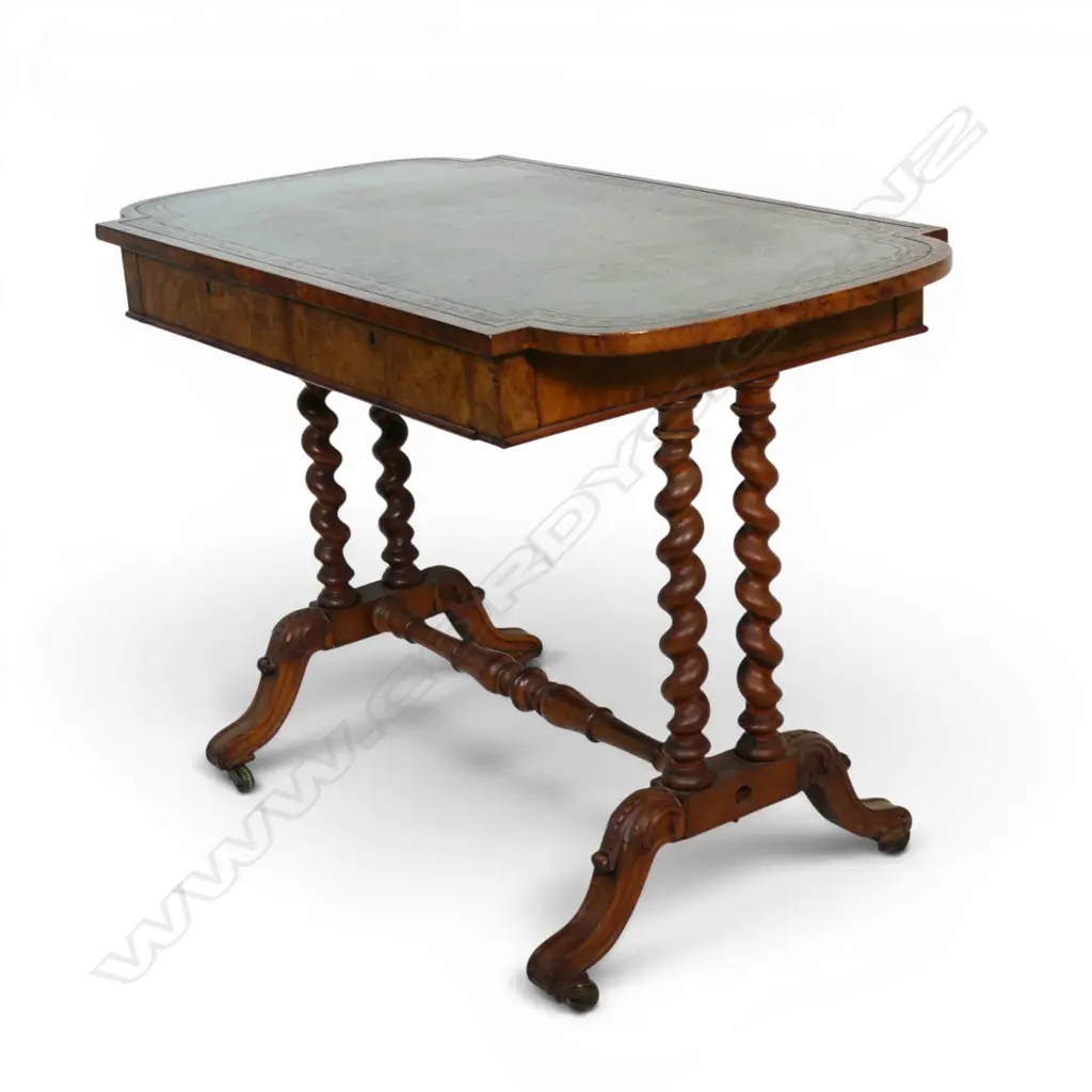 A Victorian walnut hall table, Image 1++