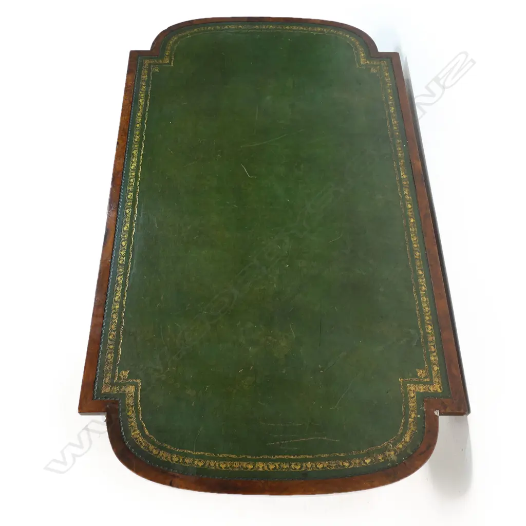 A Victorian walnut hall table, Image 1++