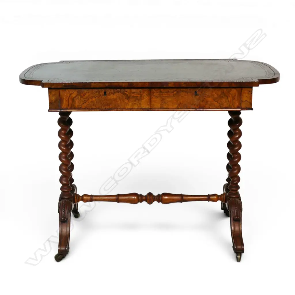 A Victorian walnut hall table, Image 1++