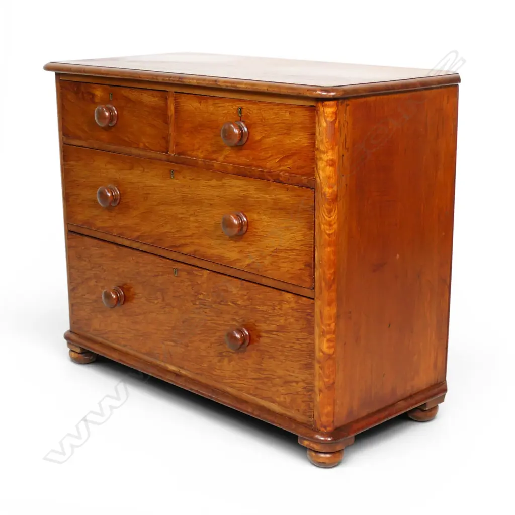 A colonial mottled kauri chest of drawers, Image 1++