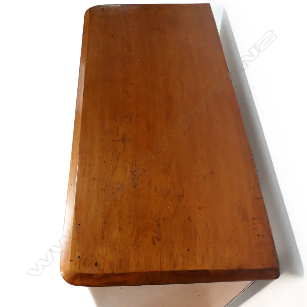 A colonial mottled kauri chest of drawers, Image 1++