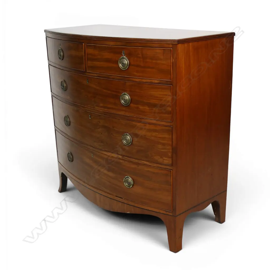 A Georgian mahogany bow front chest of drawers, Image 1++