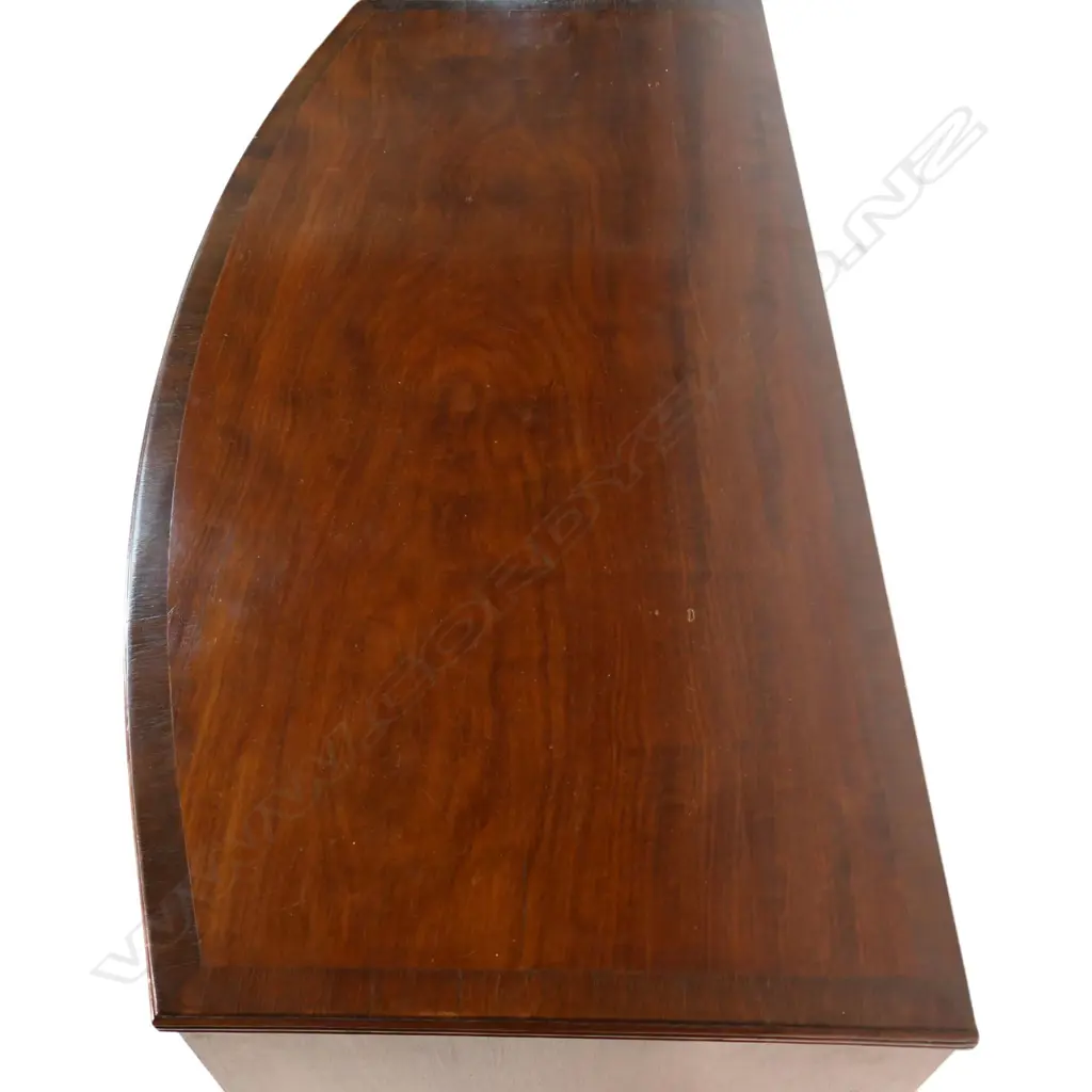 A Georgian mahogany bow front chest of drawers, Image 1++