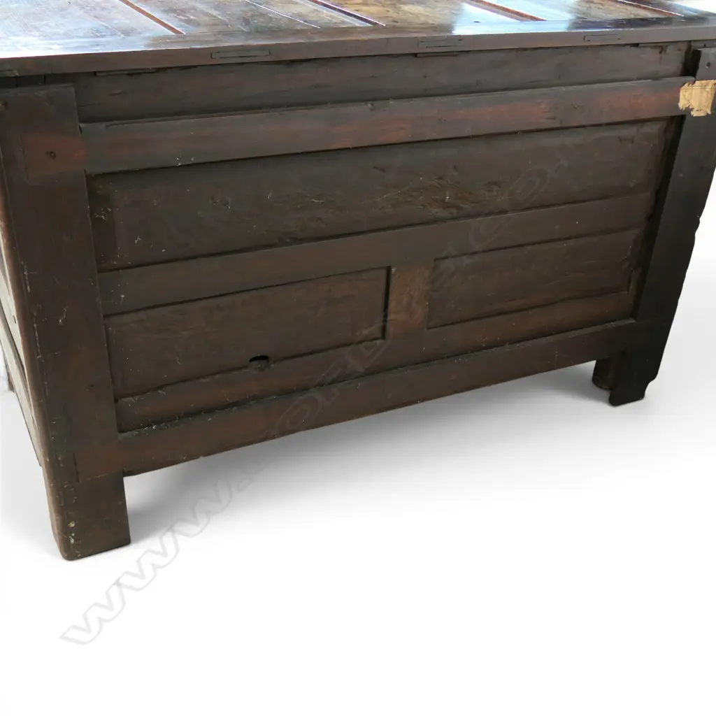 An 18thC large oak coffer, Image 1++
