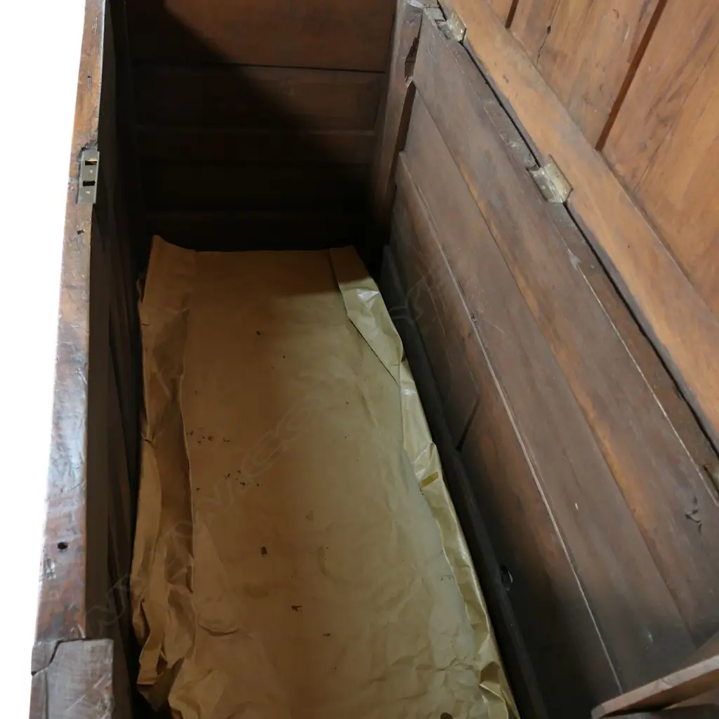 An 18thC large oak coffer, Image 1++