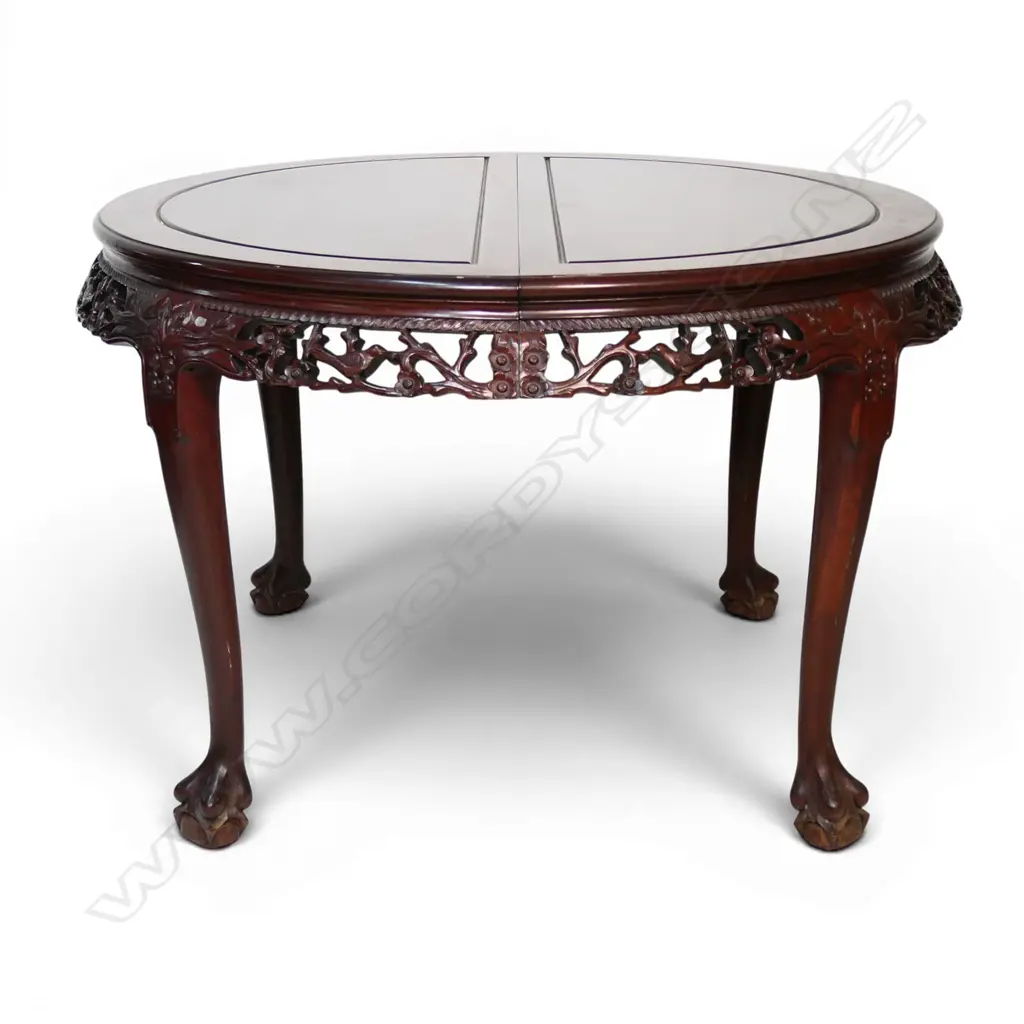 A quality Chinese carved rosewood extension dining table and eight chairs, Image 1++