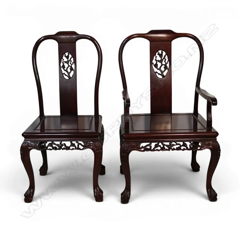 A quality Chinese carved rosewood extension dining table and eight chairs, Image 1++