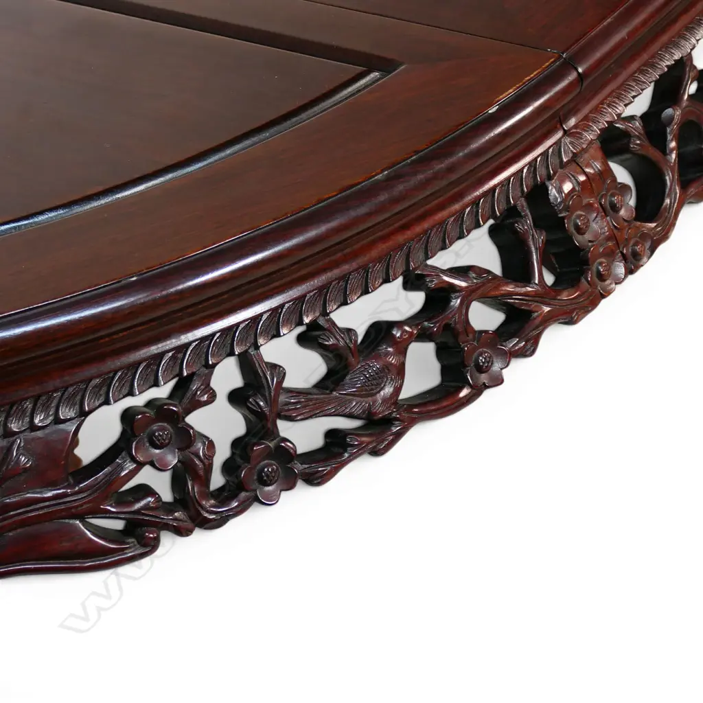 A quality Chinese carved rosewood extension dining table and eight chairs, Image 1++