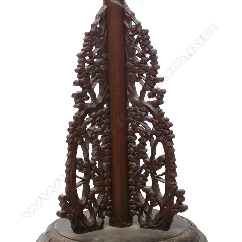 A Chinese carved floor lamp, Image 1++