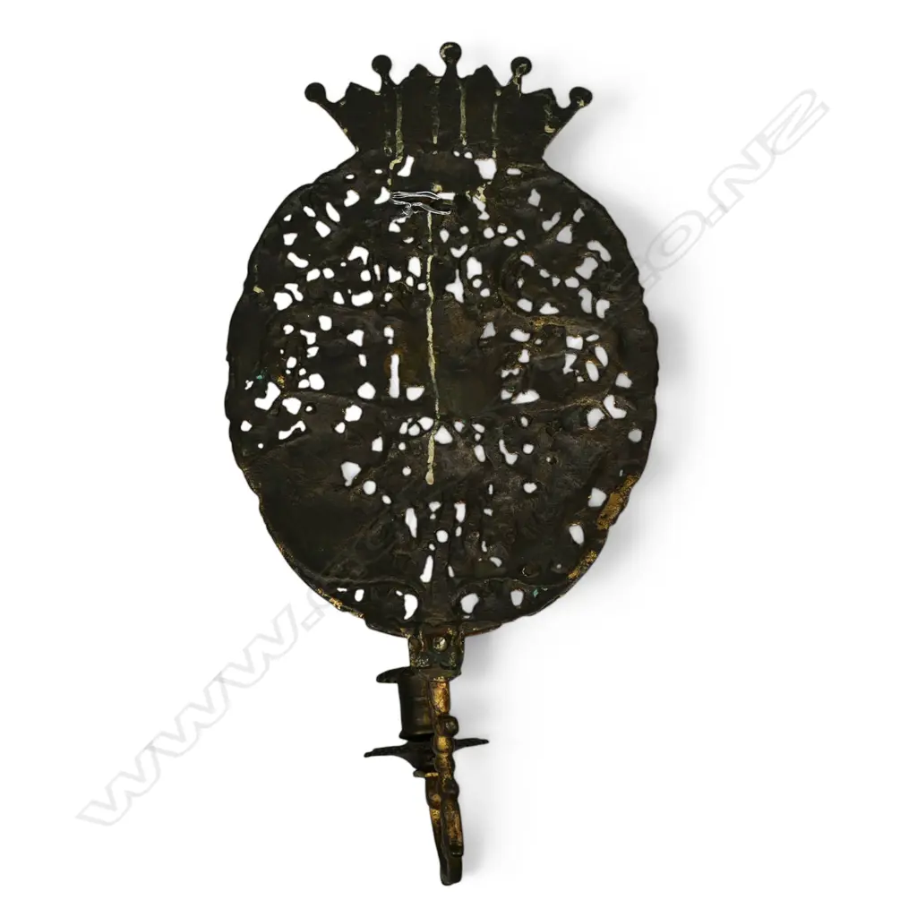 A pair of gilded bronze 18thC candle sconces, Image 1++