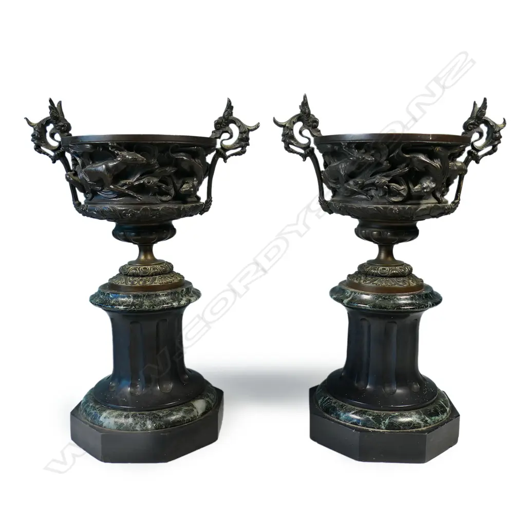 A pair of decorative bronze urns, Image 1++