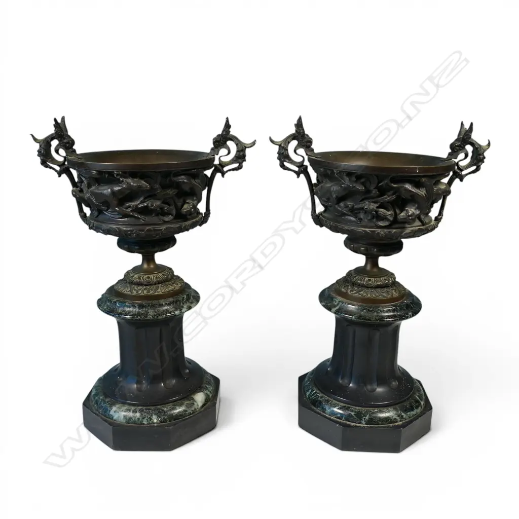 A pair of decorative bronze urns, Image 1++