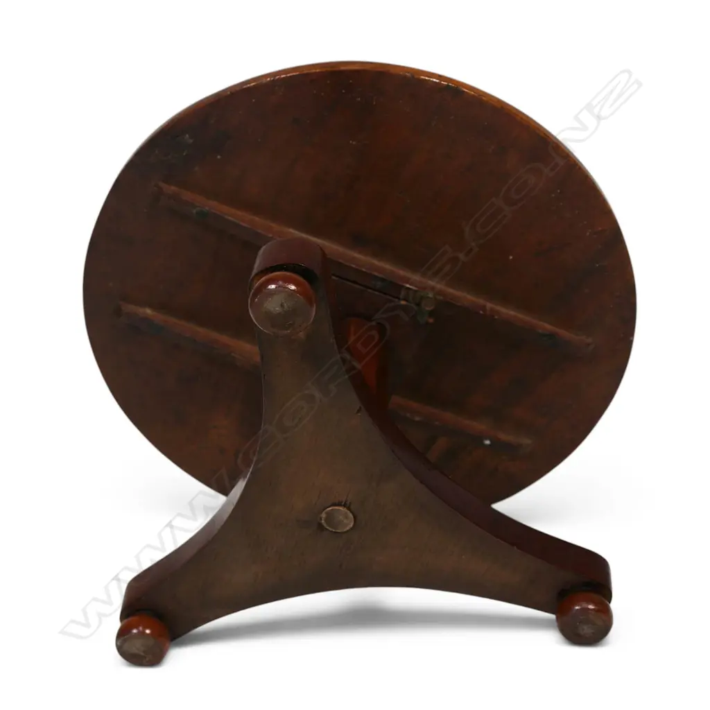 A 19thC apprentice Regency style kauri tilt top table, Image 1++