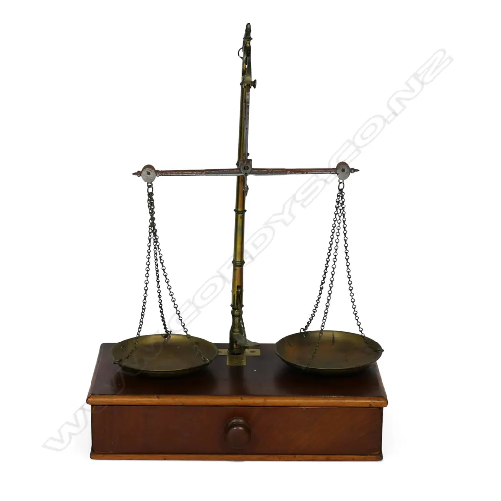 A Victorian Avery brass and mahogany 'banker's' scale, Image 1++