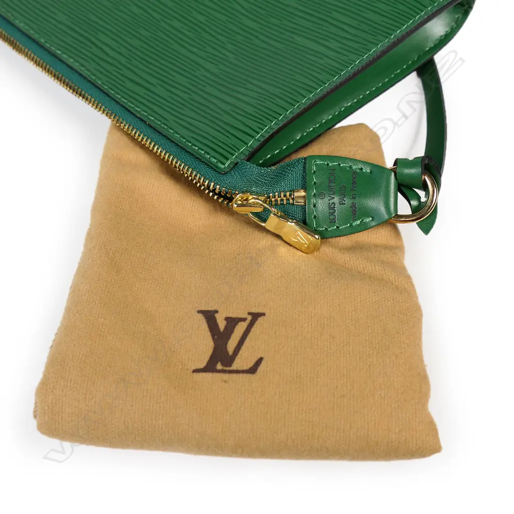 A vintage Louis Vuitton Borneo Green Epi pochette, Image 1++