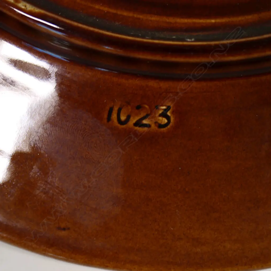 A Crown Lynn Wharetana ware wall plate 'Puhi Urutapu Tamahine', Image 1++