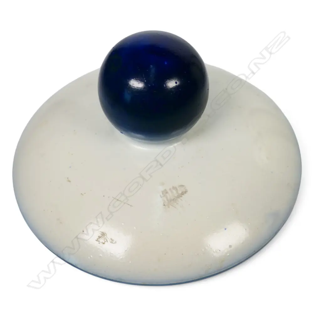 A rare William Moorcroft Edward VIII lidded tobacco humidor, Image 1++