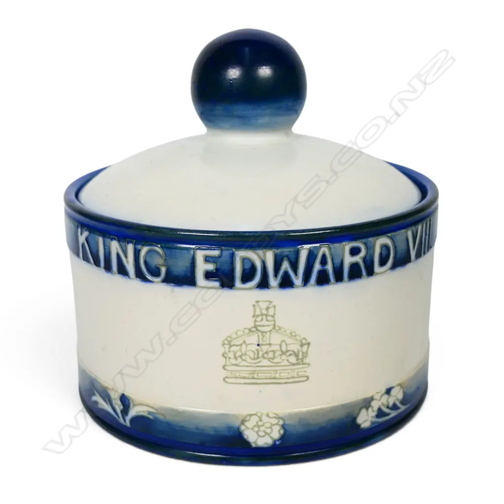 A rare William Moorcroft Edward VIII lidded tobacco humidor, Image 1++