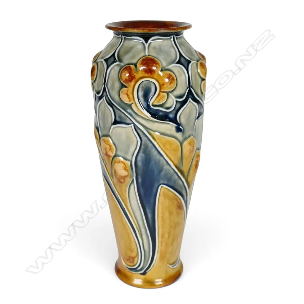 A Royal Doulton Lambeth Art Nouveau vase, Image 1++