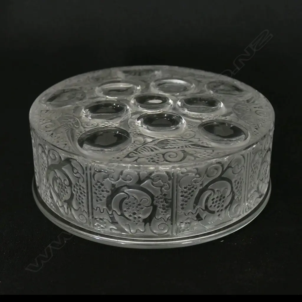 A Lalique circular 'Roger' lidded bowl/box, Image 1++