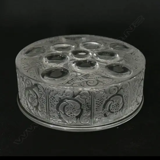 A Lalique circular 'Roger' lidded bowl/box,
