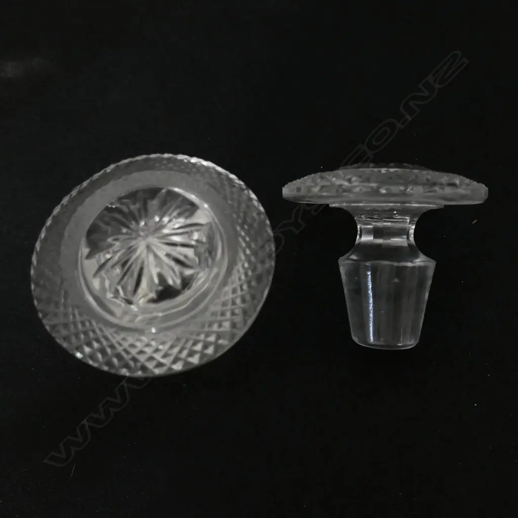 A pair of 19thC Continental crystal decanters, Image 1++