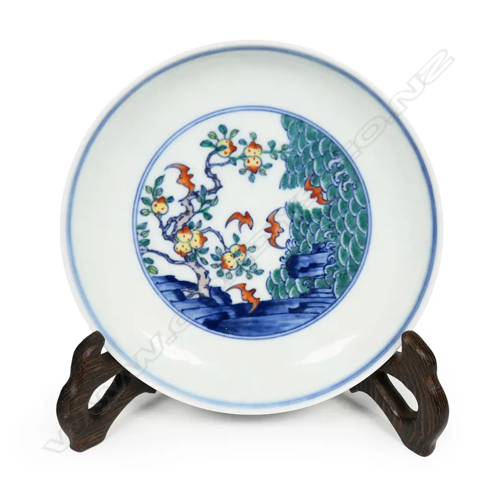 A Chinese Wucai finely decorated small porcelain dish, Image 1++