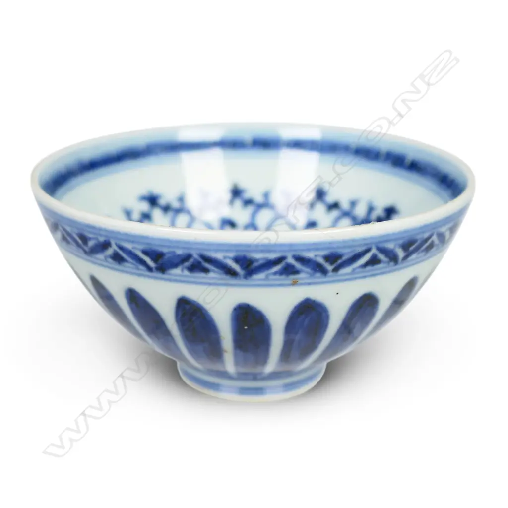 A Chinese finely decorated blue and white small bowl, Image 1++