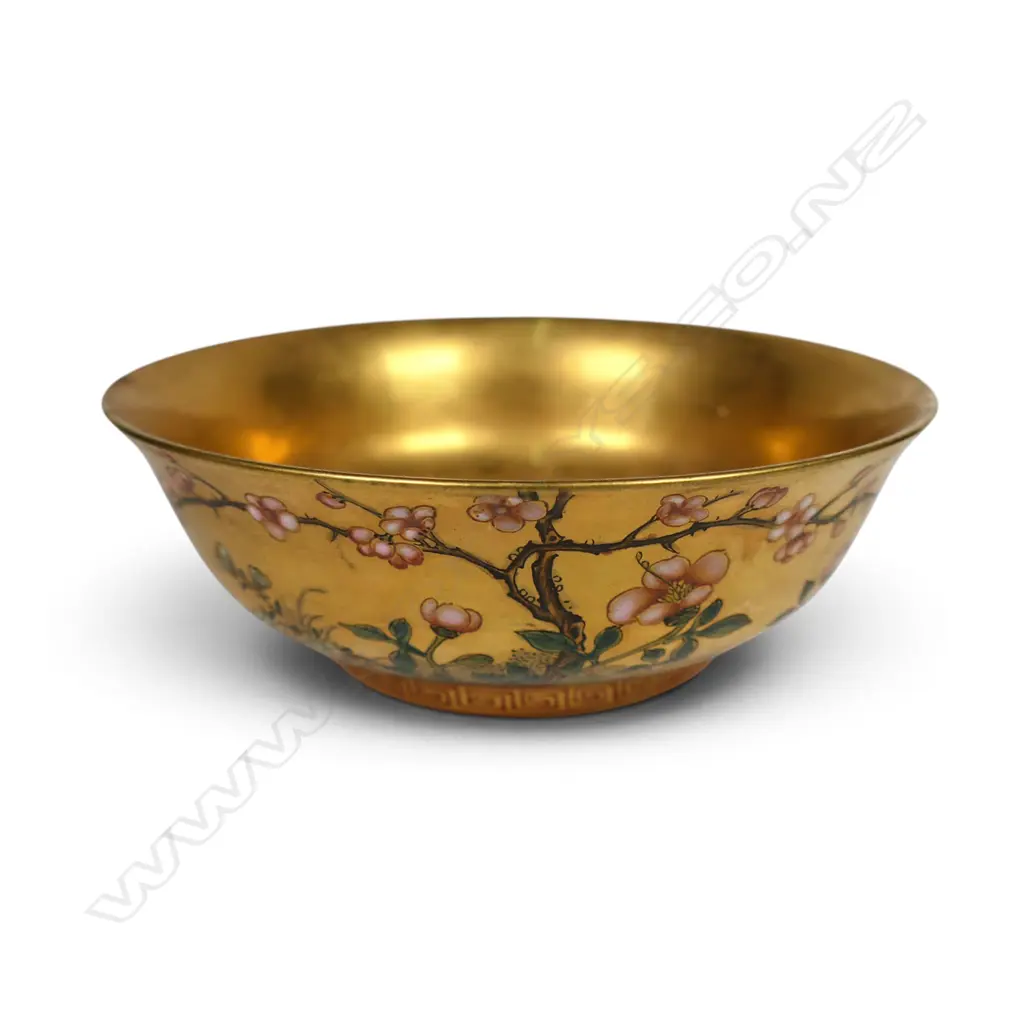A fine Chinese gilded porcelain bowl, Image 1++