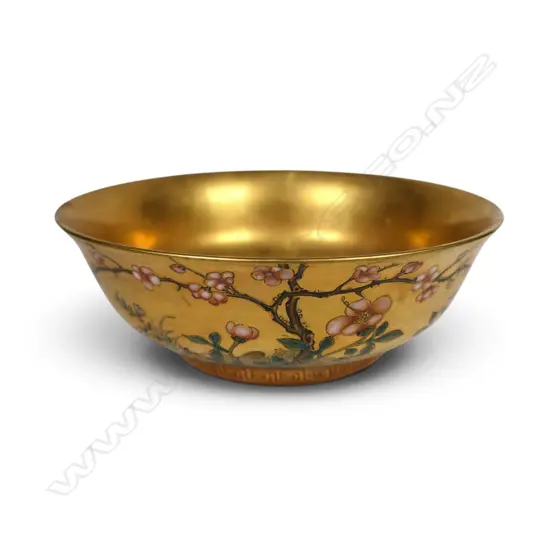 A fine Chinese gilded porcelain bowl,