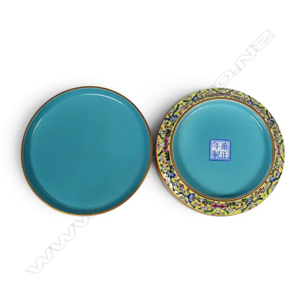 A Chinese Yongzheng style famille rose lidded box, Image 1++