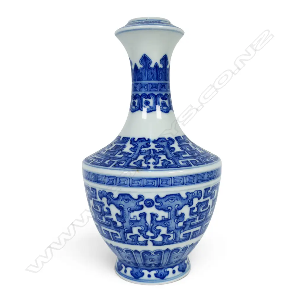 A Chinese blue and white dish-mouth vase, Image 1++