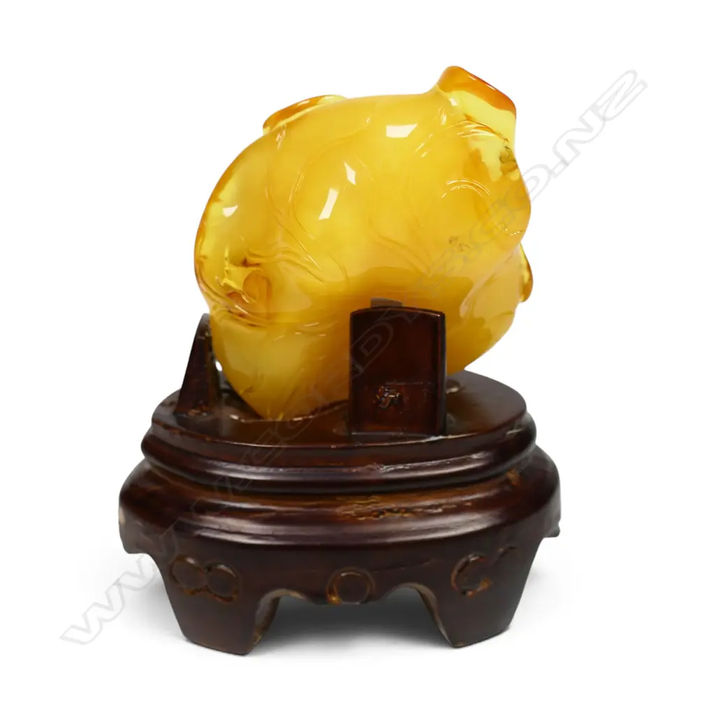 A Chinese finely carved amber sculpture, Image 1++