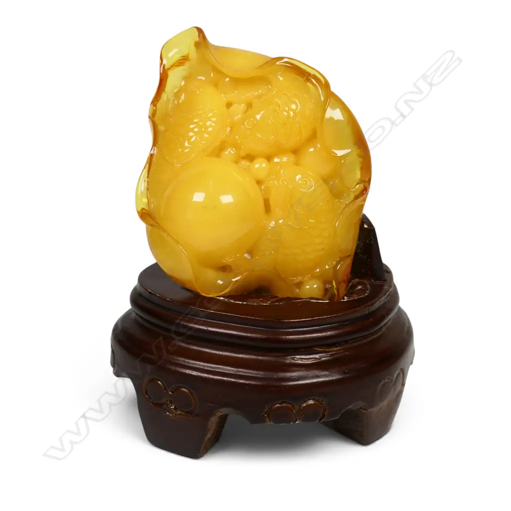 A Chinese finely carved amber sculpture, Image 1++