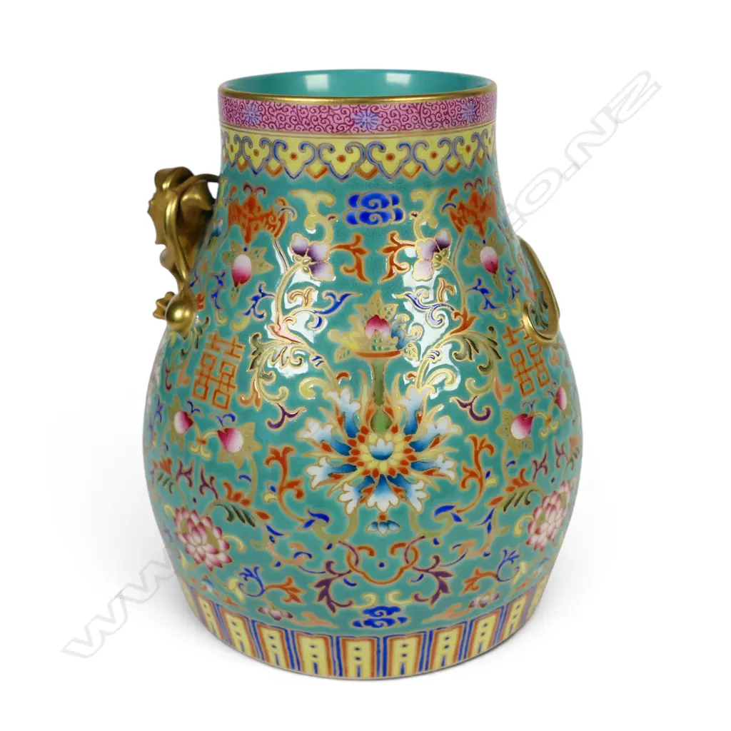 A Chinese Qianlong style finely famille rose vase, Image 1++