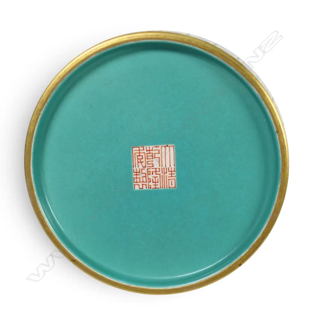 A Chinese Qianlong style finely famille rose vase, Image 1++