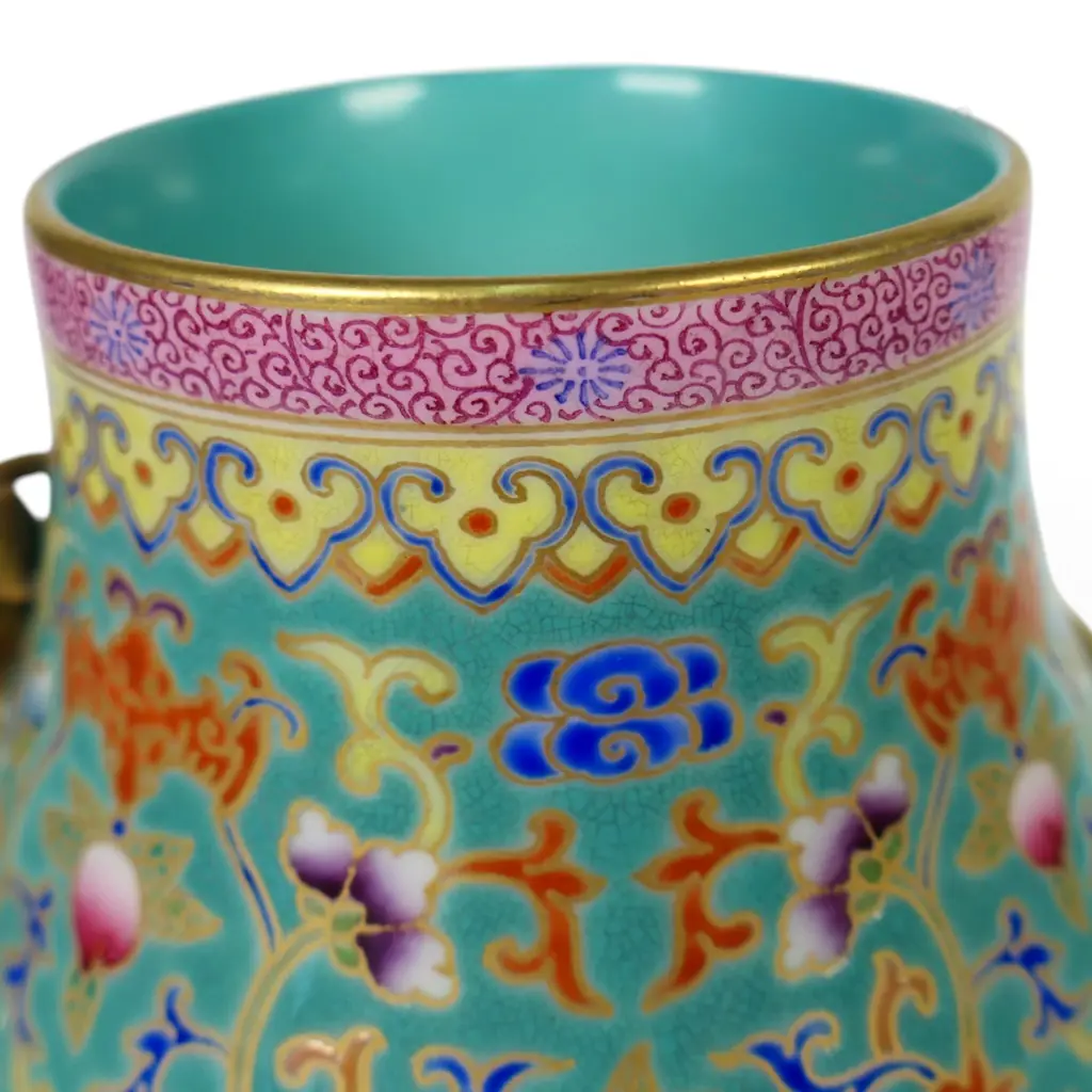 A Chinese Qianlong style finely famille rose vase, Image 1++
