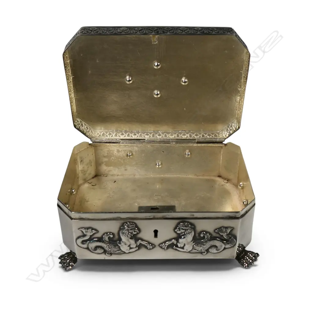 A 19thC German .750 standard silver lidded box, Image 1++