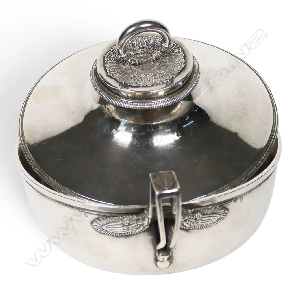 A 19thC French .950 standard silver lidded tureen, Image 1++