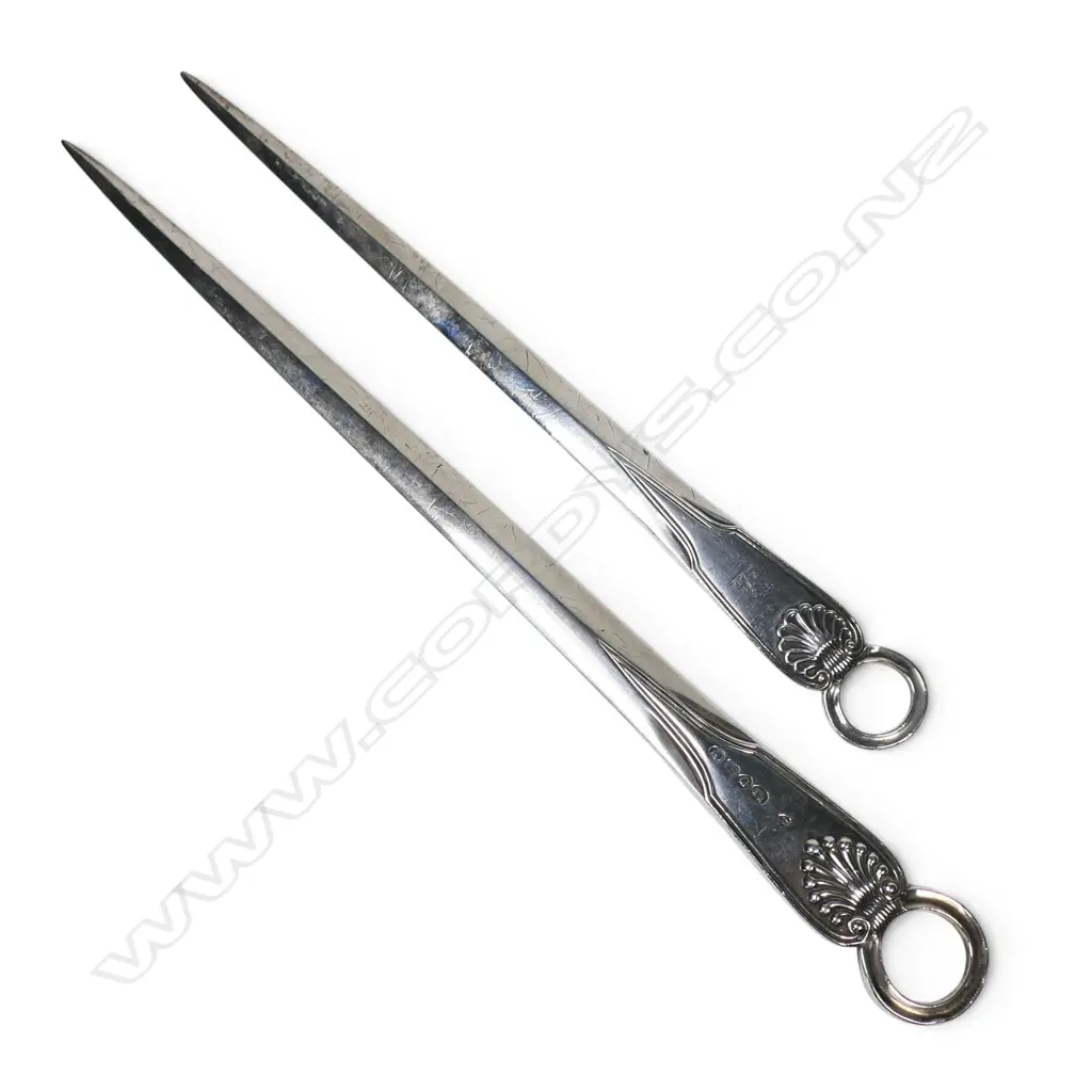 A Victorian silver quality graduated pair of meat skewers, Image 1++