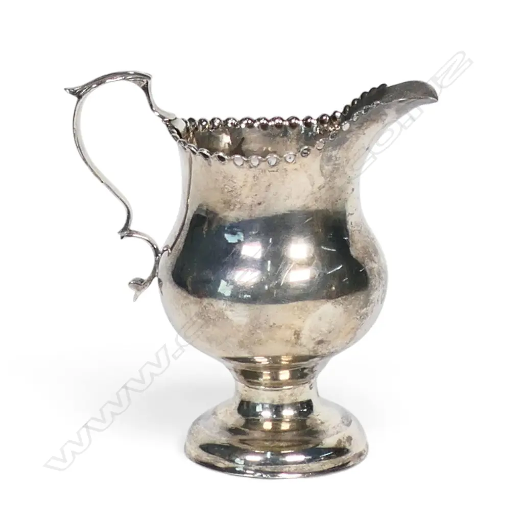 A George III silver pedestal creamer, Image 1++