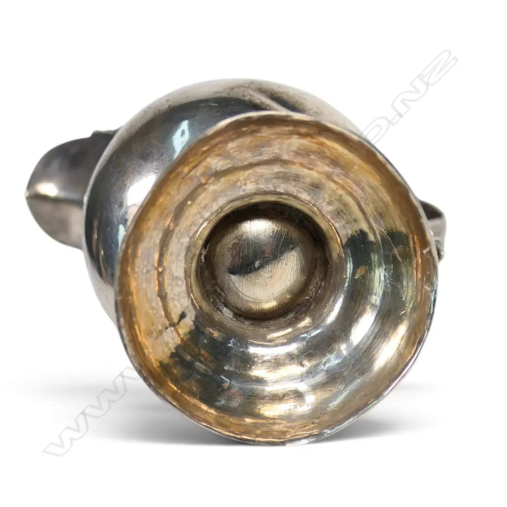 A George III silver pedestal creamer, Image 1++