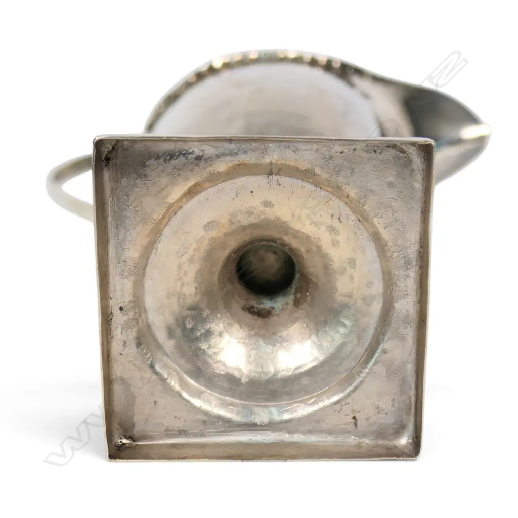 A George III silver pedestal creamer, Image 1++